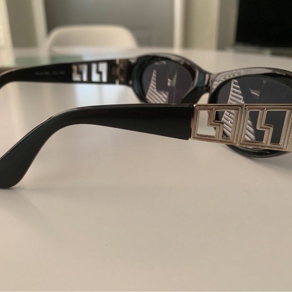 Versace - Picture 3 of 5